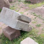 Pierres, Tiwanaku. Pierre aux angles parfaitement droits et aux arrêtes tranchantes