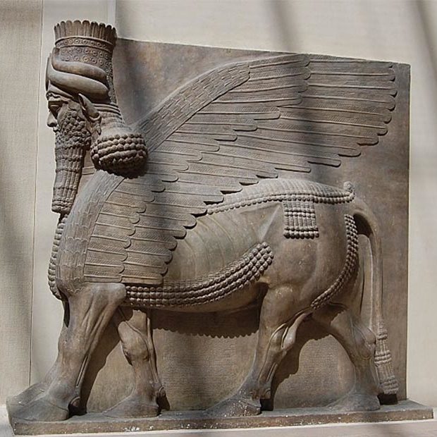 Cette image de sculpture assyrienne est utilisée dans le livre qui raconte la vraie histoire de l’humanité